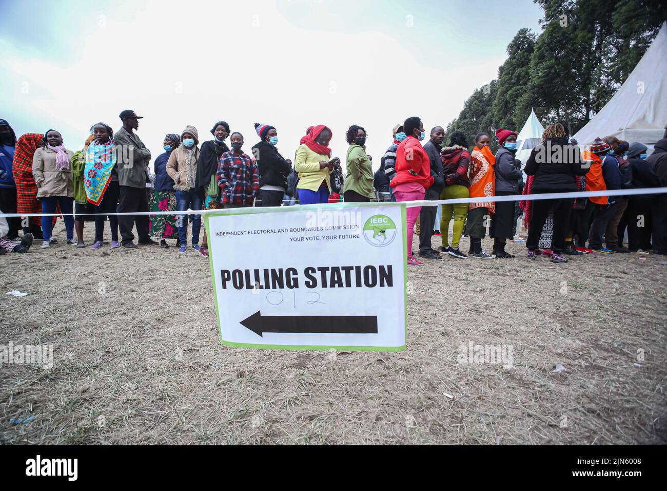 Les Kenyans s'alignent pour voter aux élections générales du 9th août 2022, à l'école primaire et secondaire de Sainte-Thérèse à Nairobi. Les électeurs kenyans se dirigent vers les urnes. Ils éliront le président et le vice-président, les gouverneurs de comté et les copains, les membres du Sénat, les représentants de l'Assemblée nationale (y compris les femmes représentant les comtés) et les membres des assemblées de comté. Cette année, le vote aura lieu dans environ 46 232 bureaux de vote. Banque D'Images