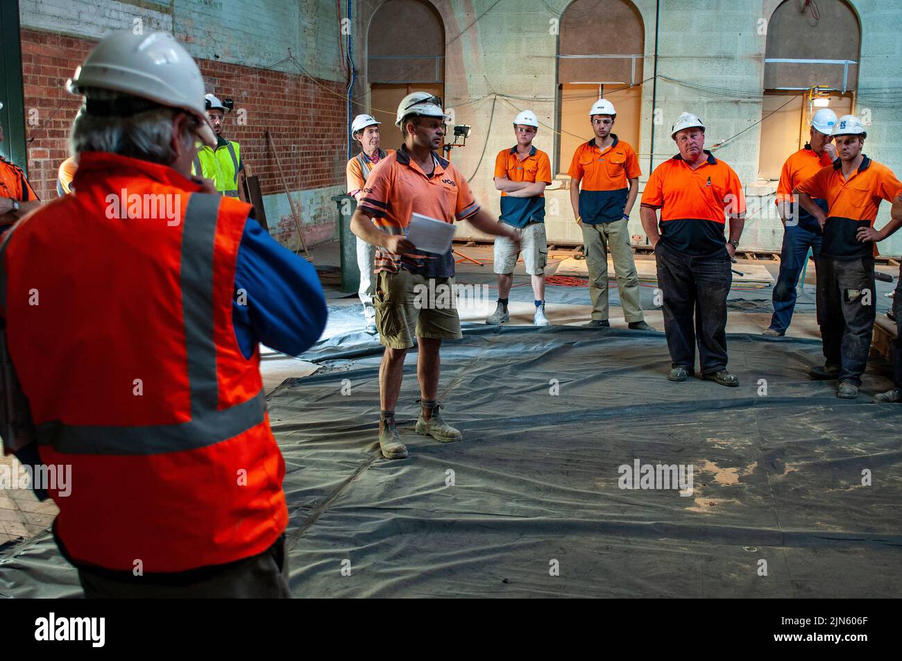 Réunion sur la santé et la sécurité des travailleurs sur un chantier de construction à Hobart, Tasmanie Banque D'Images