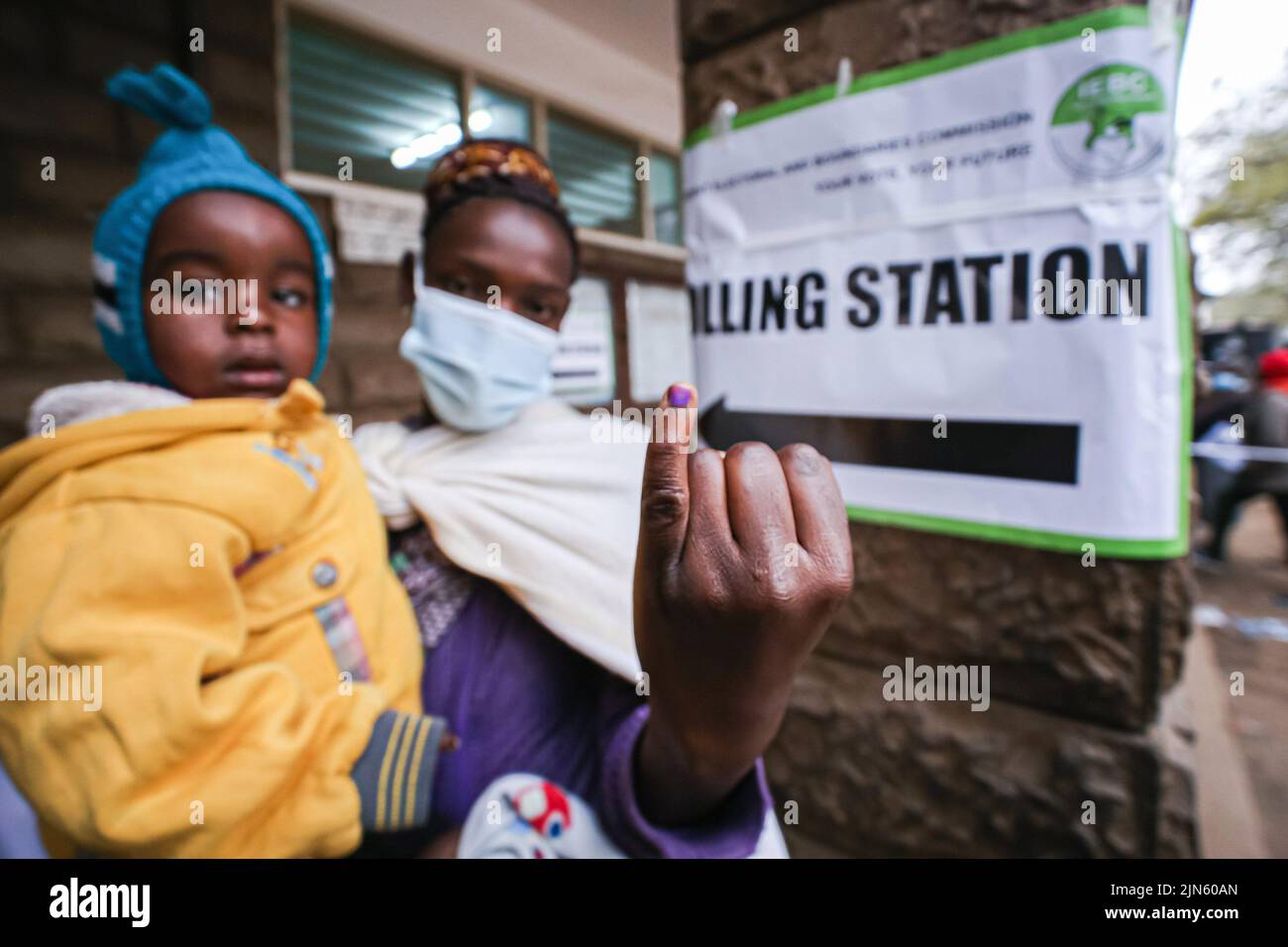 Une femme kenyane montre de l'encre sur son doigt comme un signe qu'elle a voté aux élections générales de Kenyas le 9th août 2022, à l'école primaire et secondaire de Sainte-Thérèse à Nairobi. Les électeurs kenyans se dirigent vers les urnes. Ils éliront le président et le vice-président, les gouverneurs de comté et les copains, les membres du Sénat, les représentants de l'Assemblée nationale (y compris les femmes représentant les comtés) et les membres des assemblées de comté. Cette année, le vote aura lieu dans environ 46 232 bureaux de vote. (Photo de Boniface Muthoni/SOPA Images/Sipa USA) Banque D'Images