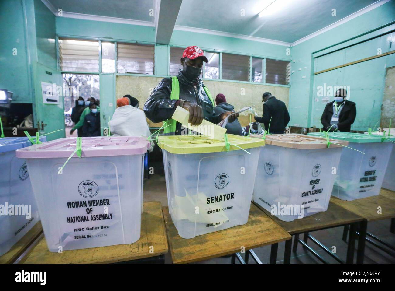 Nairobi, Kenya. 09th août 2022. Un homme kenyan a voté lors des élections générales du Kenya le 9th août 2022, à l'école primaire et secondaire de Sainte-Thérèse à Nairobi. Les électeurs kenyans se dirigent vers les urnes. Ils éliront le président et le vice-président, les gouverneurs de comté et les copains, les membres du Sénat, les représentants de l'Assemblée nationale (y compris les femmes représentant les comtés) et les membres des assemblées de comté. Cette année, le vote aura lieu dans environ 46 232 bureaux de vote. (Photo de Boniface Muthoni/SOPA Images/Sipa USA) Credit: SIPA USA/Alay Live News Banque D'Images