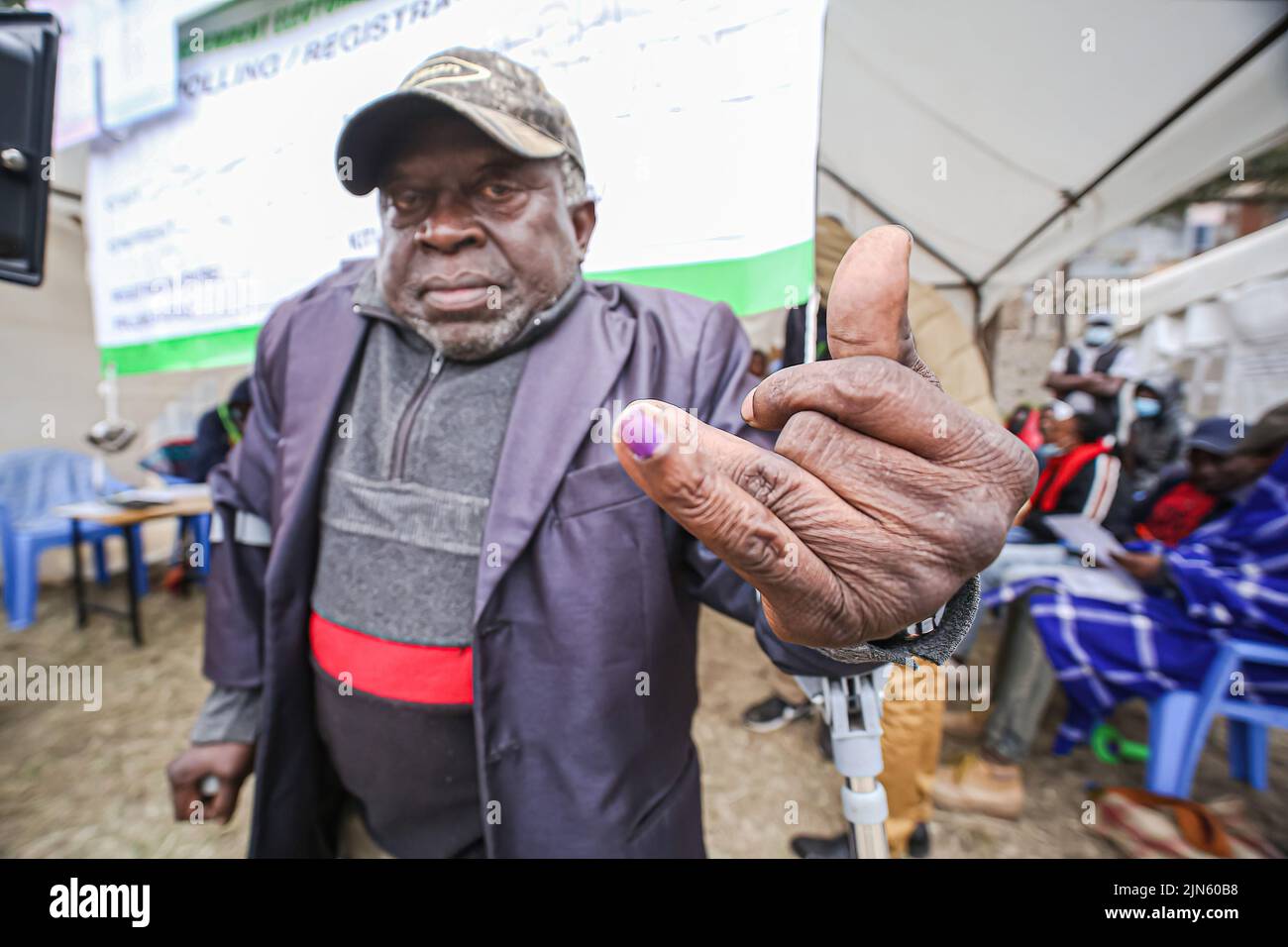 Un homme kenyan handicapé physiquement montre de l'encre sur son doigt comme un signe qu'il a voté aux élections générales du Kenya le 9th août 2022, à l'école primaire et secondaire de Sainte-Thérèse à Nairobi. Les électeurs kenyans se dirigent vers les urnes. Ils éliront le président et le vice-président, les gouverneurs de comté et les copains, les membres du Sénat, les représentants de l'Assemblée nationale (y compris les femmes représentant les comtés) et les membres des assemblées de comté. Cette année, le vote aura lieu dans environ 46 232 bureaux de vote. (Photo de Boniface Muthoni/SOPA Images/Sipa USA) Banque D'Images