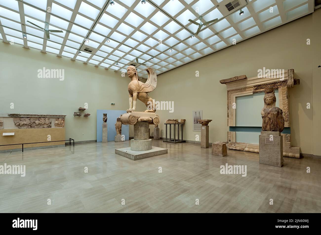 La mythique statue du Sphinx de Naxos se trouve sur le piédestal du musée archéologique de