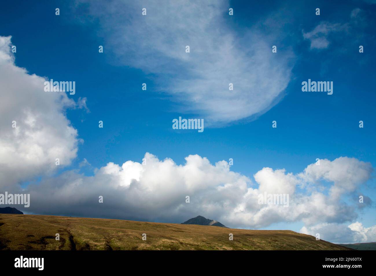 Le nuage passant par le sommet de Beinn Tarsuinn et Goat est tombé vu du sommet de la String Arran North Ayrshire Ecosse Banque D'Images