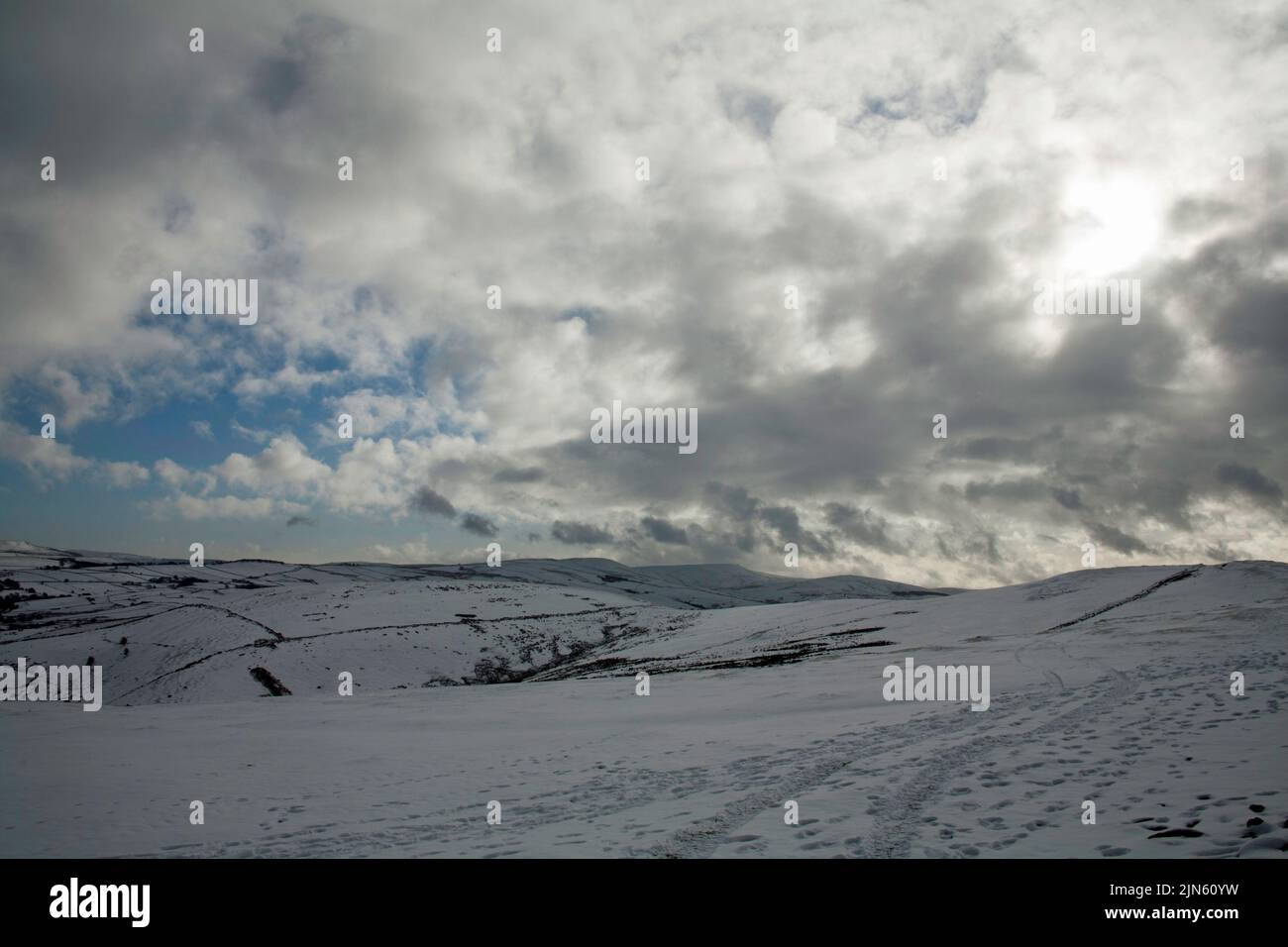 Jour d'hiver en regardant vers Taxal Edge et Shining Tor de Bowstonegate au-dessus de Lyme Park Cheshire Angleterre Banque D'Images