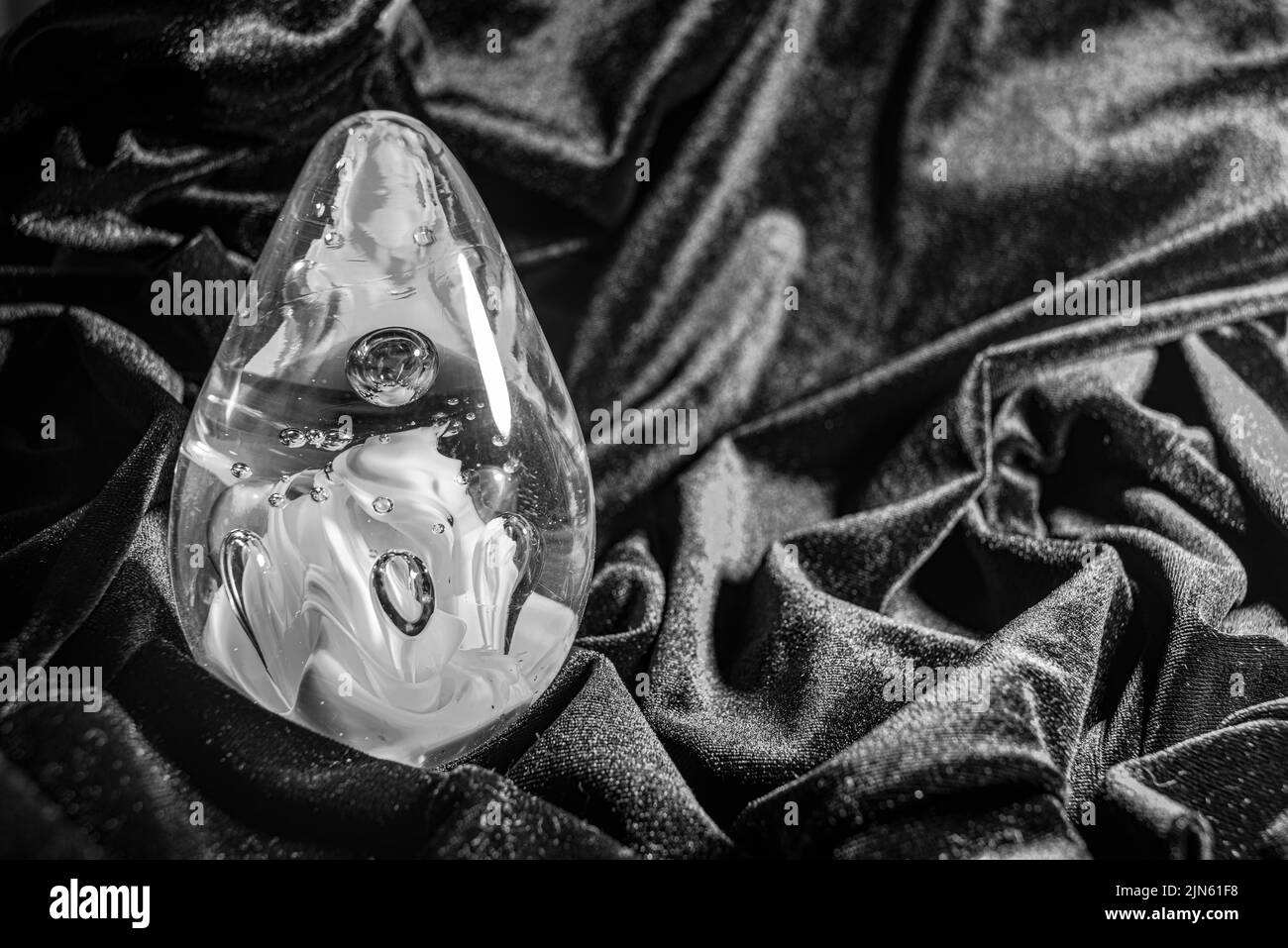Photos en noir et blanc de boules de verre en forme d'oeuf Banque D'Images
