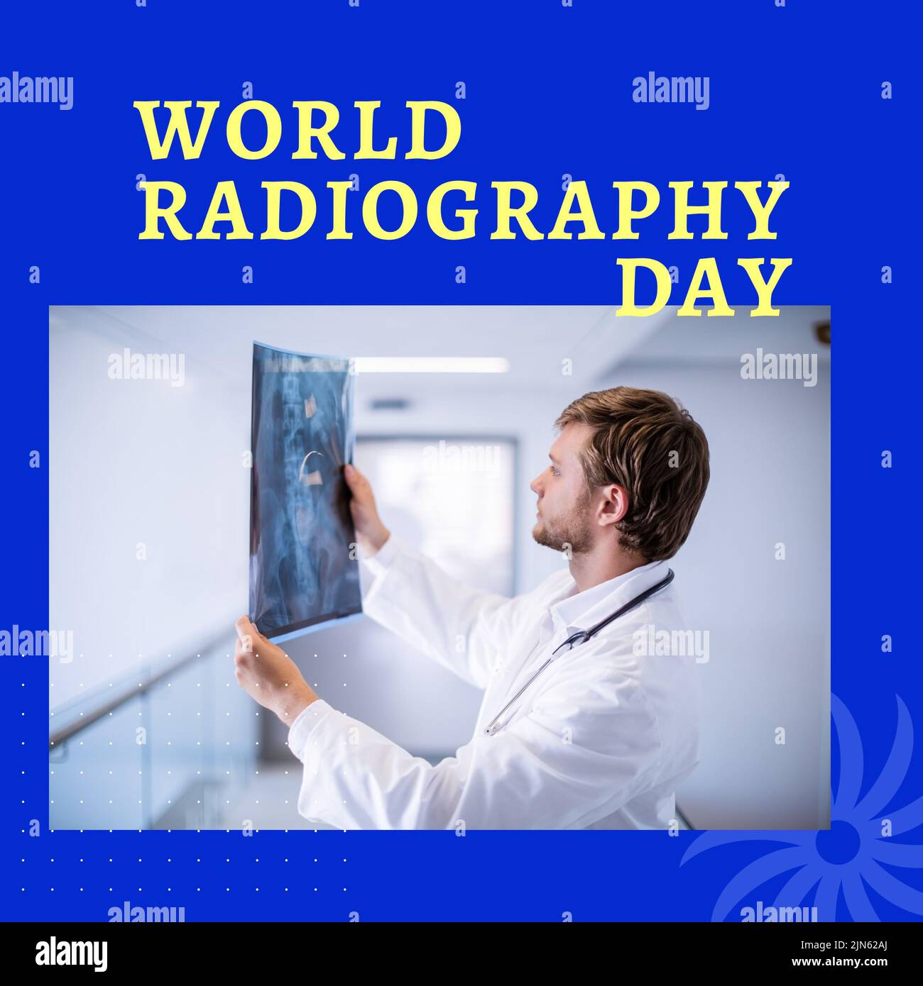 Composition du texte de la journée mondiale de radiographie sur le médecin de sexe masculin caucasien avec radiographie Banque D'Images
