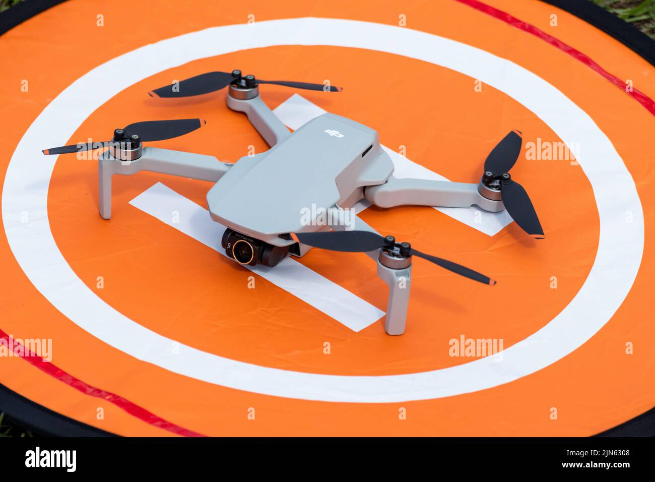 Kharkiv, Ukraine - 22 avril 2021: DJI Mavic Mini 2 drone avec cpl Lens  filter sur plate-forme de tapis d'atterrissage orange. Quadriptère sur  coussin de lancement pliable en nylon Photo Stock - Alamy