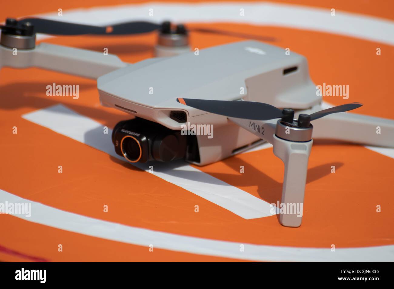 Kharkiv, Ukraine - 22 avril 2021: DJI Mavic Mini 2 drone avec cpl lentille filtre macro sur plate-forme orange. Quadcopter sur laun pliable en nylon Banque D'Images