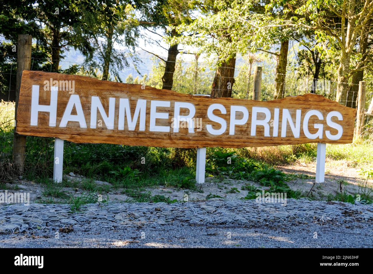 La route de Hanmer Springs est un village alpin dans la région de Canterbury, dans l'île du Sud de la Nouvelle-Zélande. Piscines thermales et spa de Hanmer Springs Banque D'Images