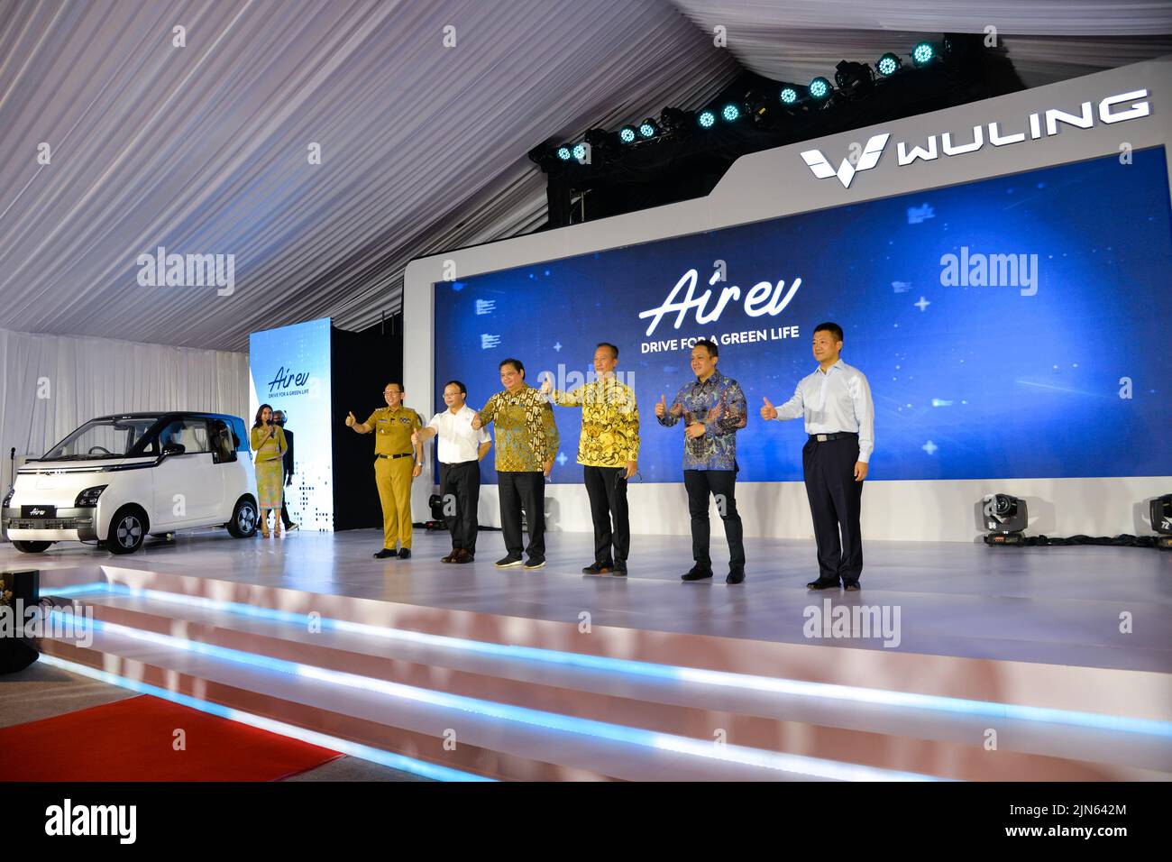 BEKASI, le 9 août 2022 (Xinhua) -- les invités assistent à la cérémonie de déploiement de Wuling Air EV à l'usine de production de Wuling à Bekasi, province de Java Ouest, Indonésie, le 8 août 2022. SAIC-GM-Wuling (SGMW), un important constructeur automobile chinois, par l'intermédiaire de son unité locale SGMW Motor Indonesia (Wuling), a lancé lundi ici sa production du véhicule électrique en Indonésie, appelé Wuling Air EV. (Xinhua/Xu Qin) Banque D'Images