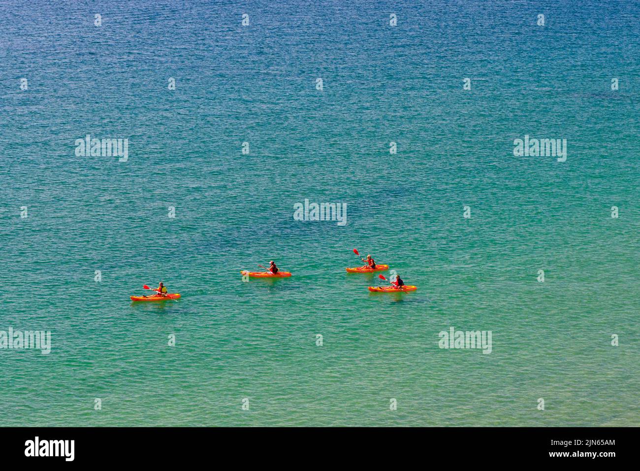Kayakistes de mer partant de South Beach, Tenby, Pembrokeshire, pays de Galles, Royaume-Uni Banque D'Images