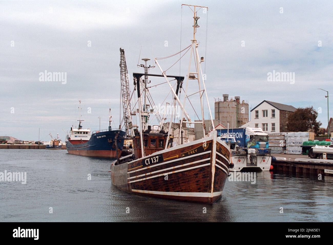 Ramsey, Île de Man - 16 juin 2022 : le port de Ramsey, un bateau de pêche dans le port. Banque D'Images