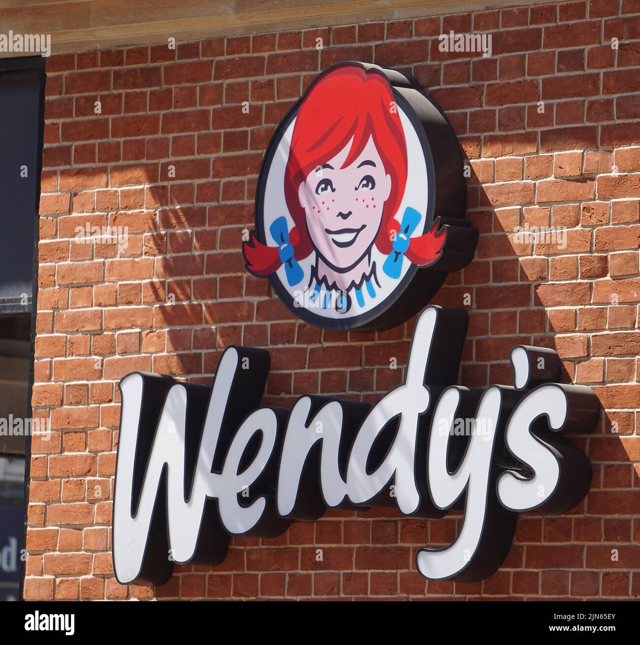 Le logo de Wendy au restaurant de restauration rapide de Reading, Royaume-Uni Banque D'Images