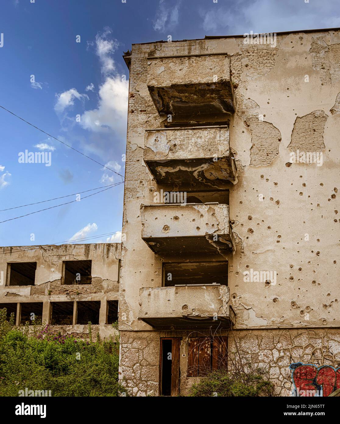 Sarajevo, Bosnie - 2 mai 2022 - bâtiments à puces datant de la guerre de Bosnie. Banque D'Images
