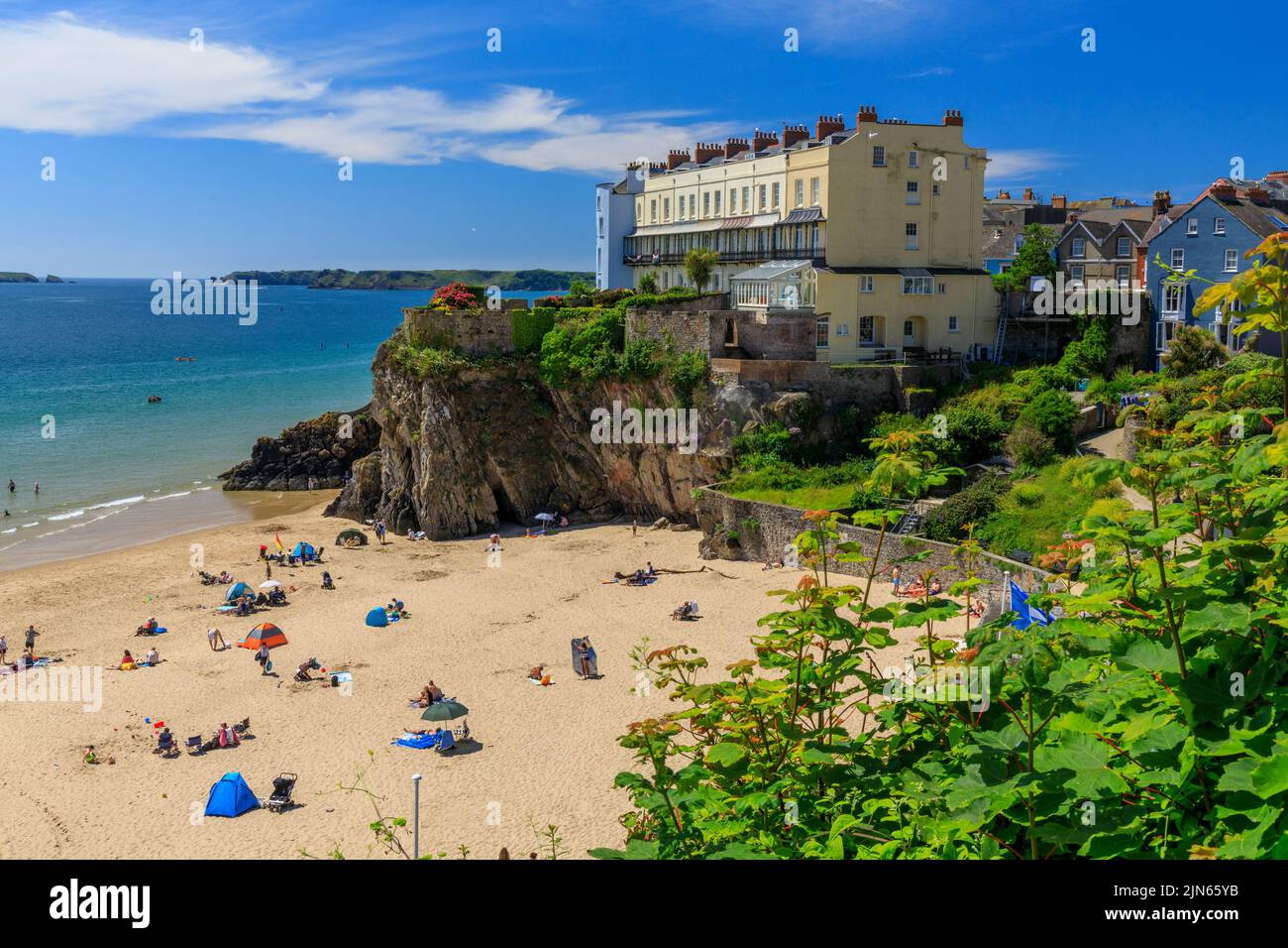 Architecture géorgienne colorée donnant sur Castle Beach à Tenby, Pembrokeshire, pays de Galles, Royaume-Uni Banque D'Images