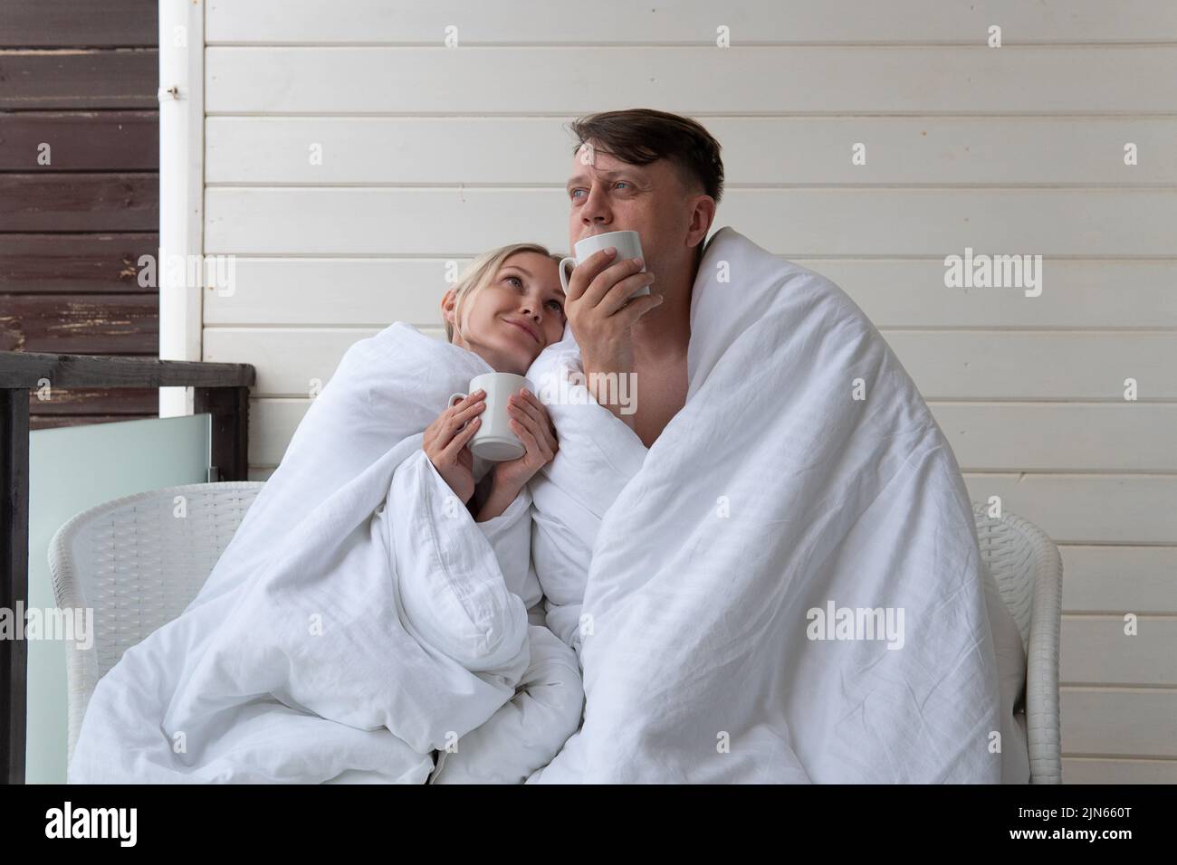 Happy girl boit Guy couple couverture mignon marié embrassant la nature, concept deux homme pour le romantisme pour les loisirs confortable, éveillé affectueux. Souriant Banque D'Images