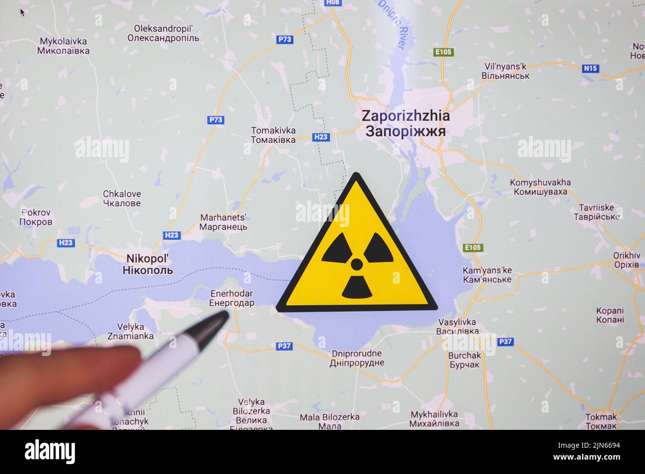 Centrale nucléaire de Zaporizhzhia sur la carte. Le danger de fuite et de rayonnement nucléaires. La guerre en Ukraine Banque D'Images