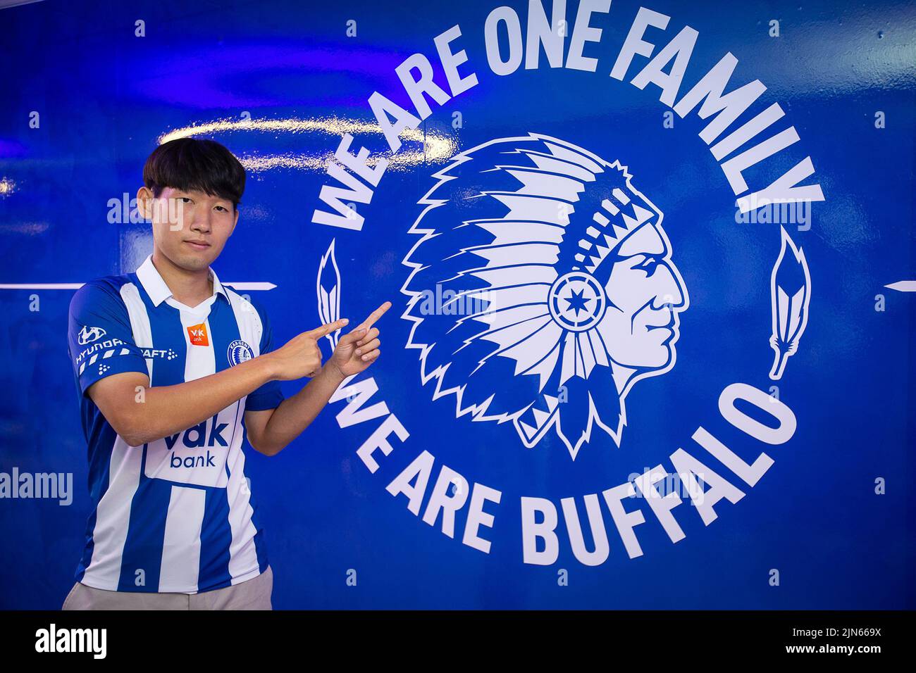 Hyunseok Hong photographié lors de la signature de son contrat au club de football belge KAA Gent, lundi 08 août 2022 à Gand. BELGA PHOTO JAMES ARTHUR GEKIERE Banque D'Images