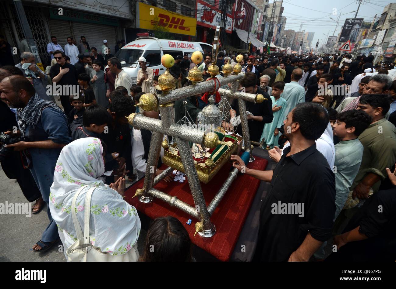 Peshawar, Pakistan. 08th août 2022. Les musulmans chiites se flagelent lors de la procession de la fête de l'Ahura à Peshawar, au Pakistan, le 08 août 2022. Les musulmans chiites observent le mois Saint de Muharram, dont le point culminant est le festival d'Ashura qui commémore le martyre de l'Imam Hussein, petit-fils du prophète Mahomet, dans la bataille de la ville irakienne de Karbala au septième siècle. (Photo de Hussain Ali/Pacific Press) crédit: Pacific Press Media production Corp./Alay Live News Banque D'Images