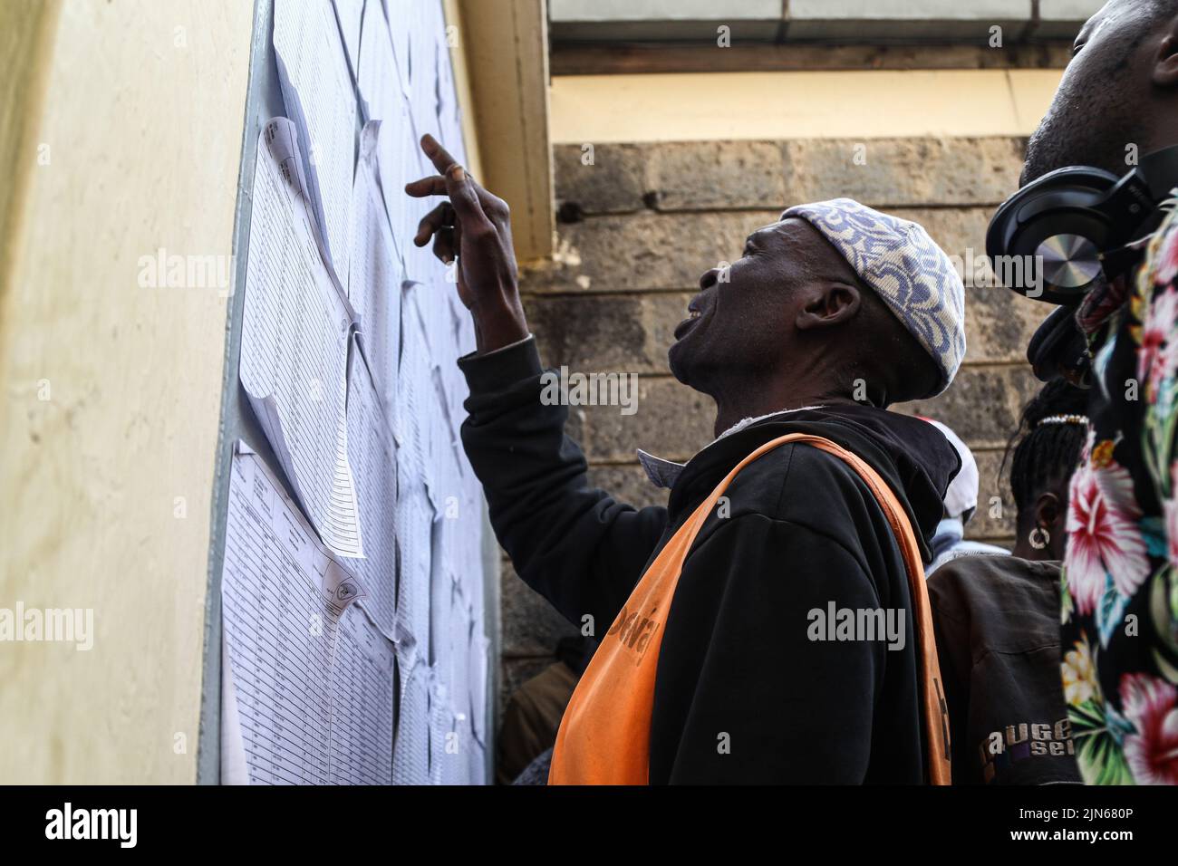 Nakuru, Kenya. 09th août 2022. Ville de Nakuru, Kenya, 9 août 2022, Un homme tente de localiser son nom sur la liste électorale épinglée sur un conseil d'administration à la station de vote de l'école secondaire de Nakuru Boys dans la circonscription de Nakuru Town East pendant l'élection générale du Kenya. Les Kenyans ont commencé à voter mardi matin, 9 août 2022, pour élire leur président préféré et les membres des assemblées nationales et régionales. Crédit : SOPA Images Limited/Alamy Live News Banque D'Images