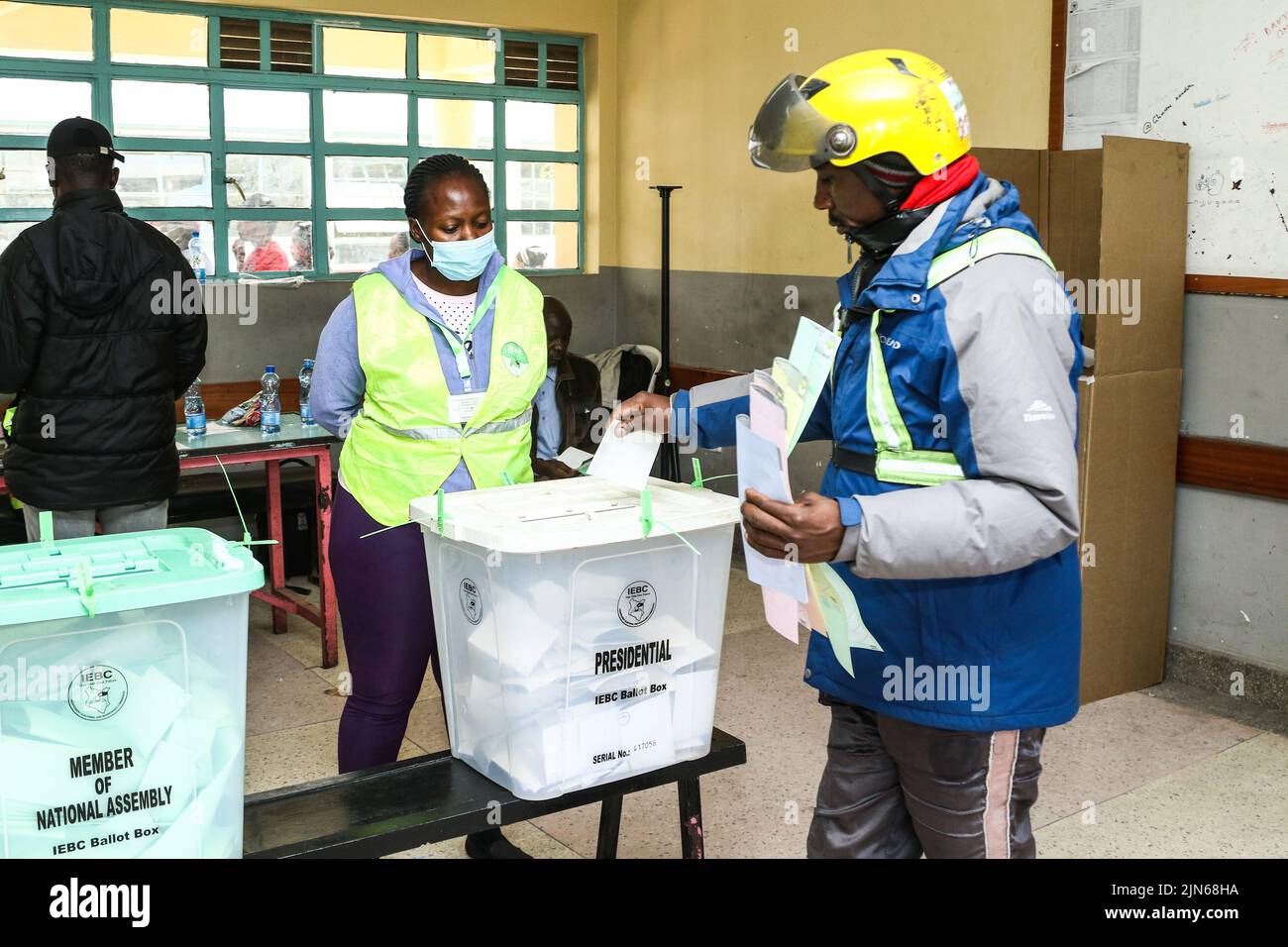 Nakuru, Kenya. 09th août 2022. Un électeur jette son bulletin de vote au centre de vote de l'école secondaire Nakuru Boys lors de l'élection générale du Kenya. Les Kenyans ont commencé à voter mardi matin, 9 août 2022, pour élire leur président préféré et les membres des assemblées nationales et régionales. (Photo de James Wakibia/SOPA Images/Sipa USA) crédit: SIPA USA/Alay Live News Banque D'Images