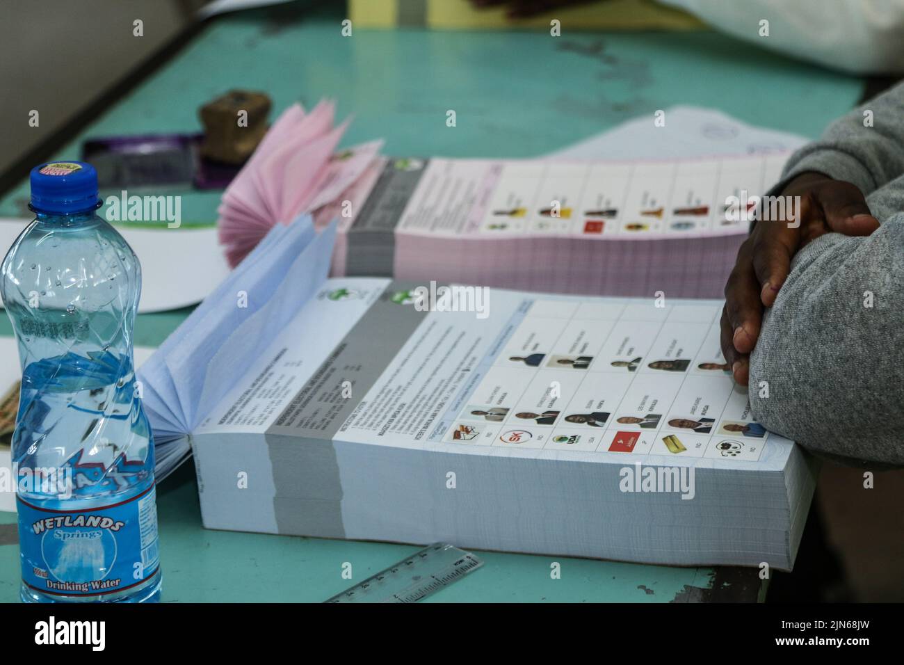 Nakuru, Kenya. 09th août 2022. Un aperçu des bulletins de vote à la station de vote de l'école secondaire Nakuru Boys lors de l'élection générale du Kenya. Les Kenyans ont commencé à voter mardi matin, 9 août 2022, pour élire leur président préféré et les membres des assemblées nationales et régionales. (Photo de James Wakibia/SOPA Images/Sipa USA) crédit: SIPA USA/Alay Live News Banque D'Images