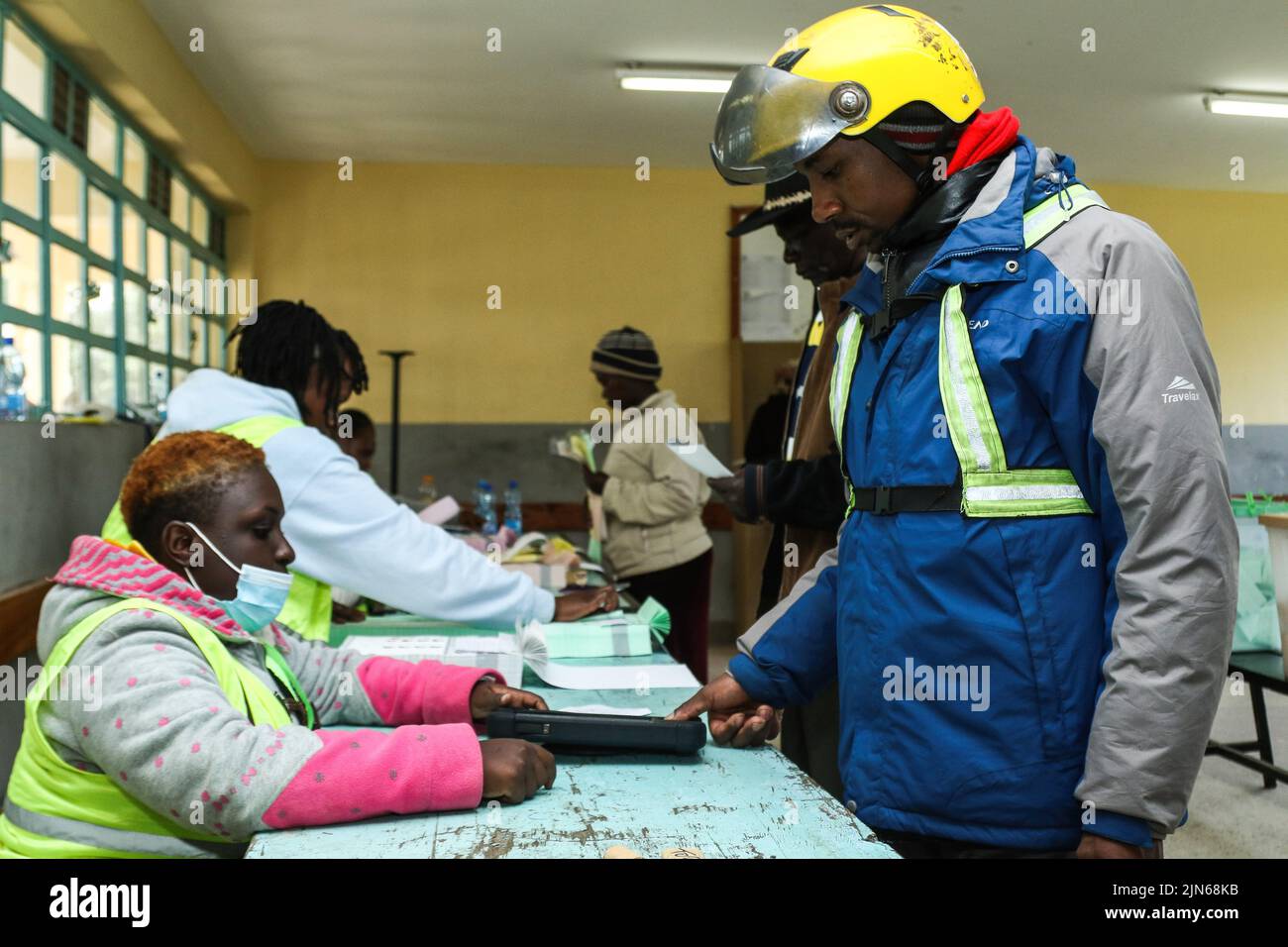 Nakuru, Kenya. 09th août 2022. Un responsable électoral confirme les détails biométriques d'un électeur dans un dispositif de registre des électeurs biométrique lors de l'élection générale du Kenya au bureau de vote du lycée de Nakuru Boys dans la circonscription de Nakuru East. Les Kenyans ont commencé à voter mardi matin, 9 août 2022, pour élire leur président préféré et les membres des assemblées nationales et régionales. (Photo de James Wakibia/SOPA Images/Sipa USA) crédit: SIPA USA/Alay Live News Banque D'Images