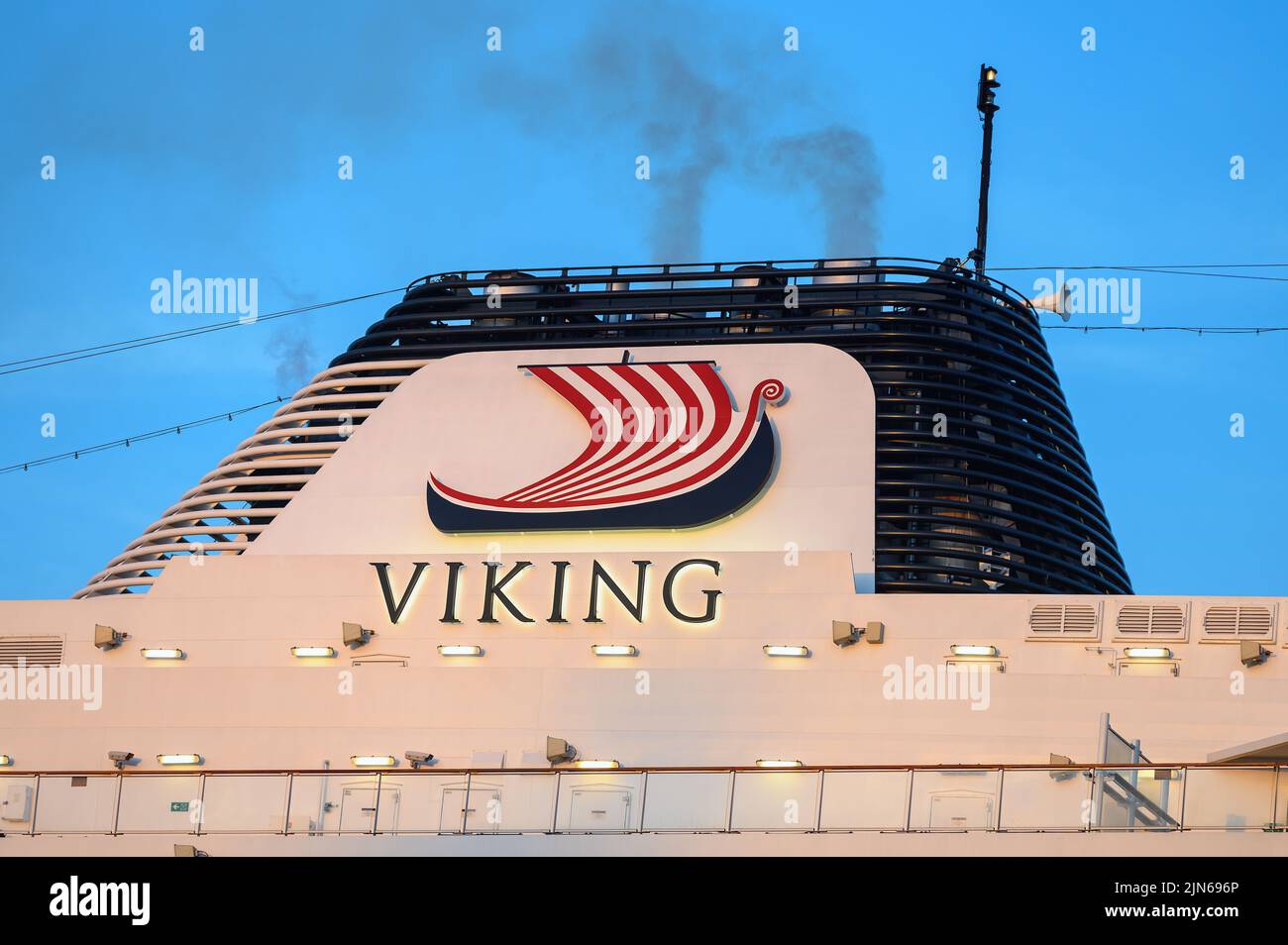 Le logo Viking Ocean Cruises sur l'entonnoir du Viking Jupiter - avril 2022. Banque D'Images