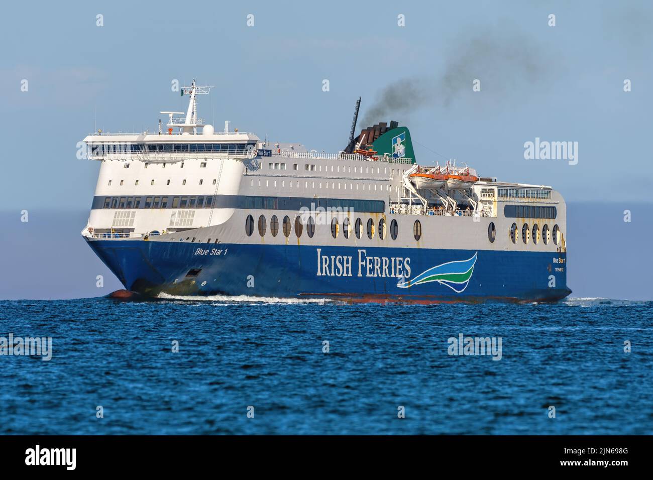 Blue Star 1 est un traversier grec affrété exploité par Irish Ferries sur le quai de Pembroke - service Rosslare - juillet 2022. Banque D'Images