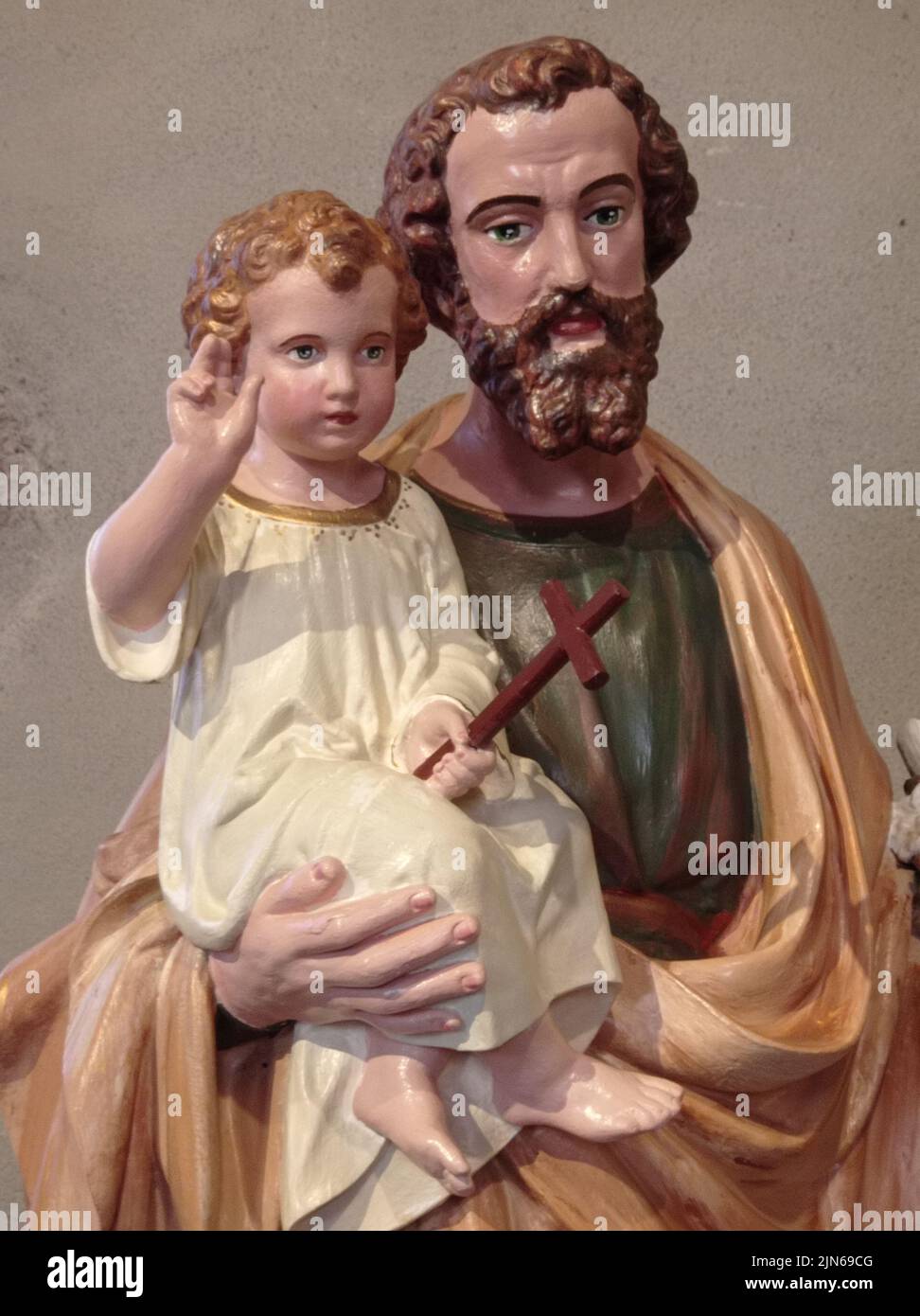Église notre Dame de Montluçon, XV e siècle, statue de saint Joseph et de Jésus, l'Allier, France Banque D'Images