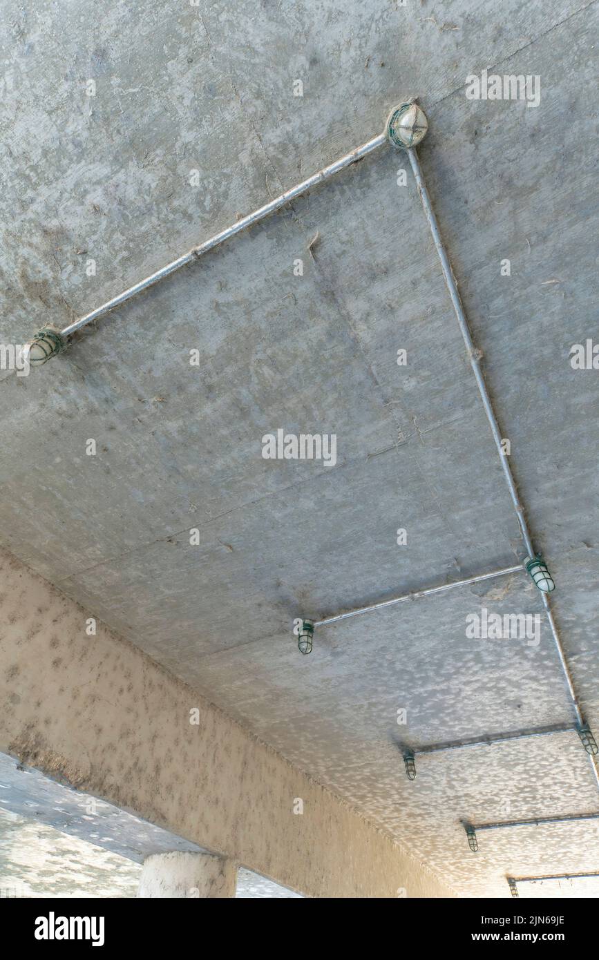 Lumières sous un pont en béton à San Antonio, Texas Banque D'Images