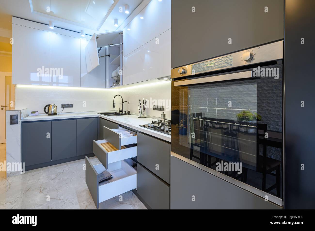 Cuisine moderne de luxe blanche et gris foncé Banque D'Images