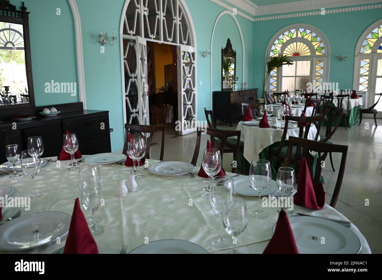 Vue intérieure du manoir de style néoclassique du 19th siècle Villa Miramar servant maintenant comme restaurant cubain sous le nom de 1830 à la Havane, Cuba. Banque D'Images