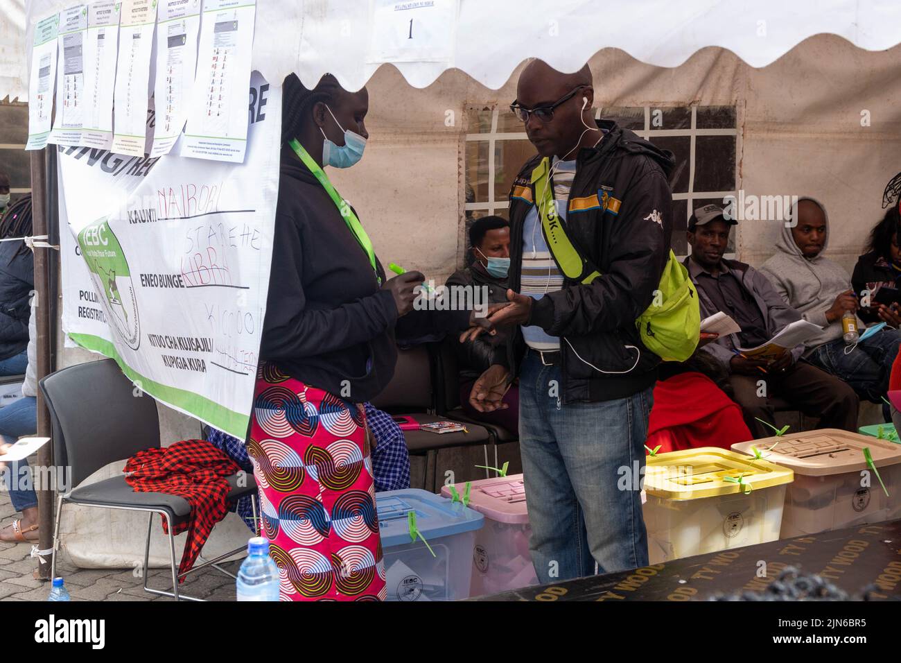 Nairobi, Kenya. 09th août 2022. Un responsable électoral met de l'encre sur le doigt d'un électeur après avoir voté dans un bureau de vote du quartier central des affaires de Nairobi. Des élections générales ont lieu au Kenya le 9 août 2022. Les électeurs élisent le nouveau président, les membres de l'Assemblée nationale et du Sénat, les gouverneurs de comté du Kenya et les membres des 47 assemblées de comté du Kenya. Crédit : SOPA Images Limited/Alamy Live News Banque D'Images