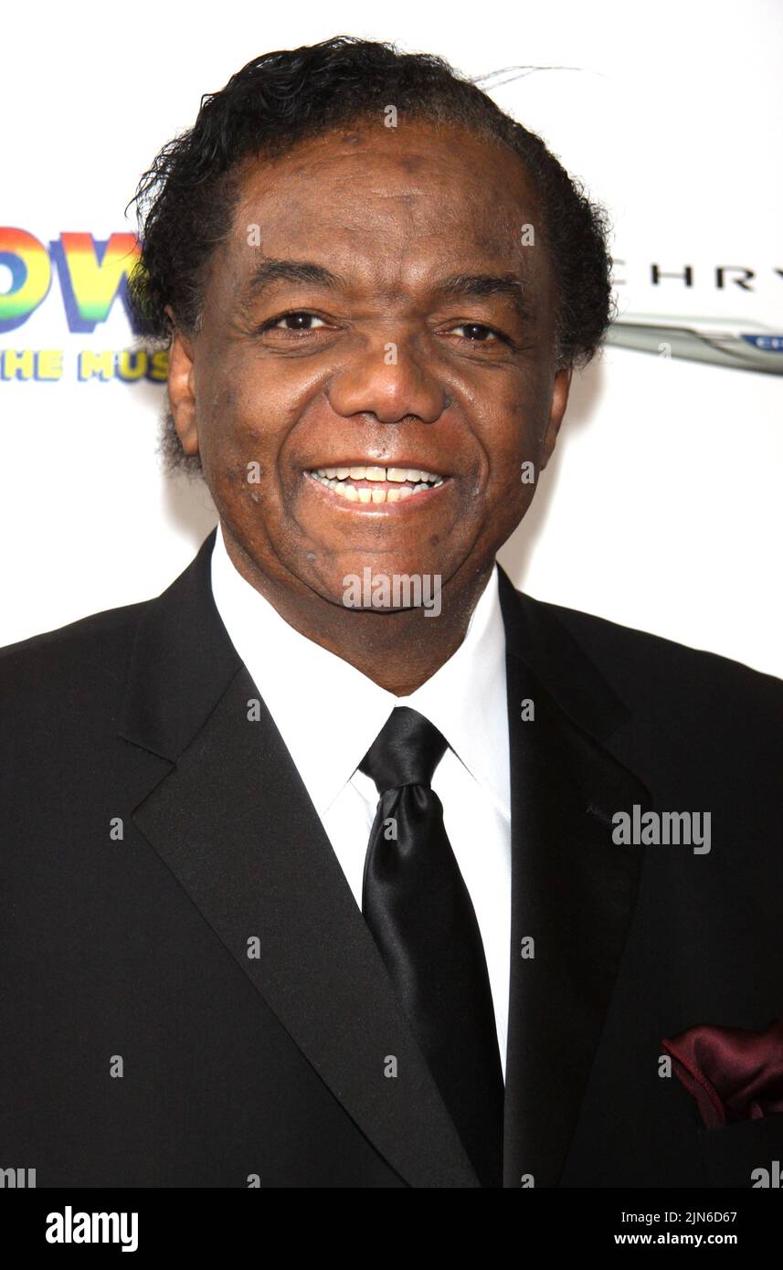 **PHOTO DE FICHIER** Lamont Dozier est décédé à 81. NEW YORK, NY- 14 AVRIL : Lamont Dozier arrive pour la soirée d'ouverture de Motown, qui s'est tenue au Lunt-Fontanne Theatre, sur 14 avril 2013, à New York. Crédit : Joseph Marzullo/MediaPunch Banque D'Images