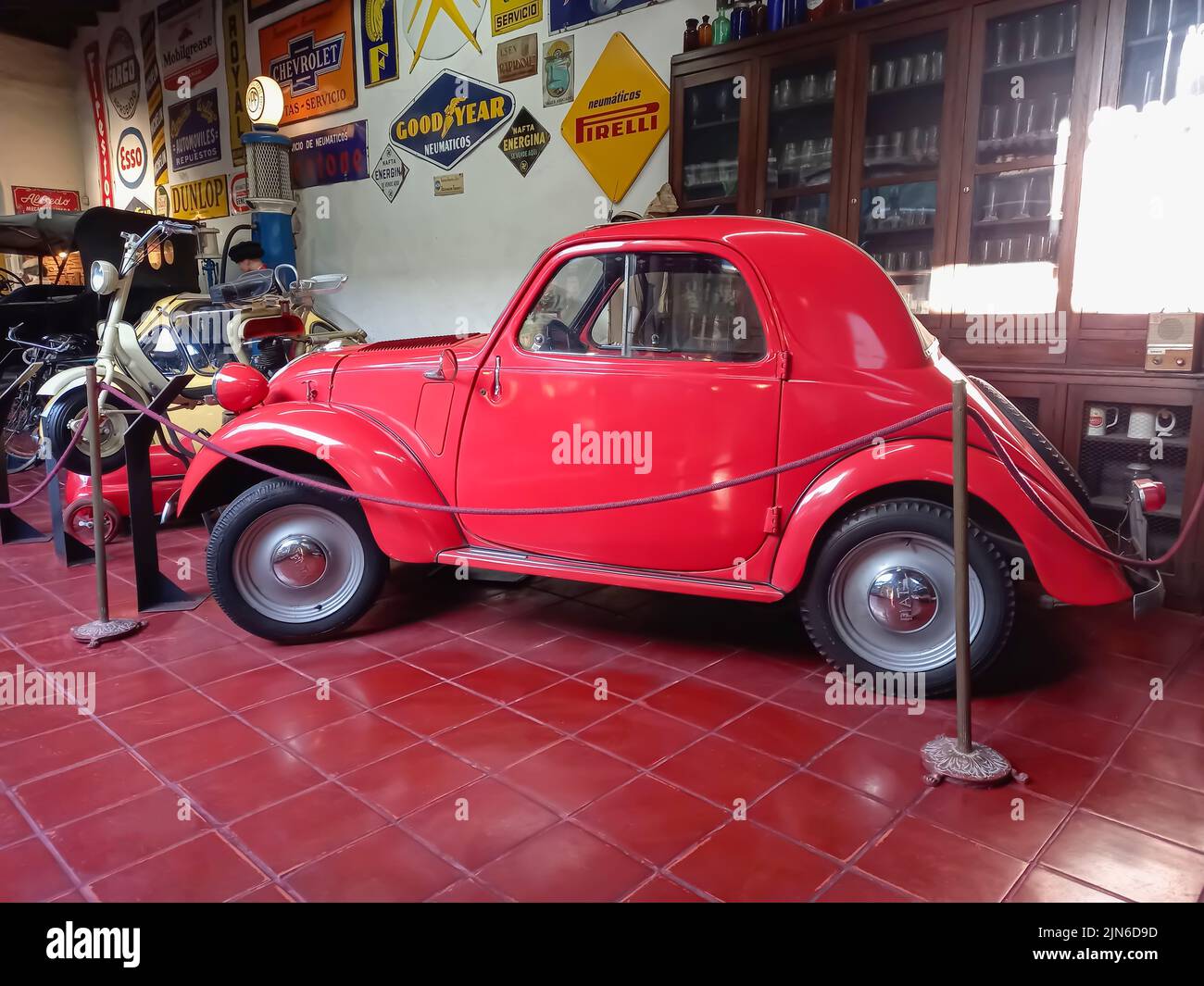 Photo d'un ancien rouge classique Fiat 500 1930s A Topolino berline deux portes. Musée de l'automobile. Collection RAU Banque D'Images