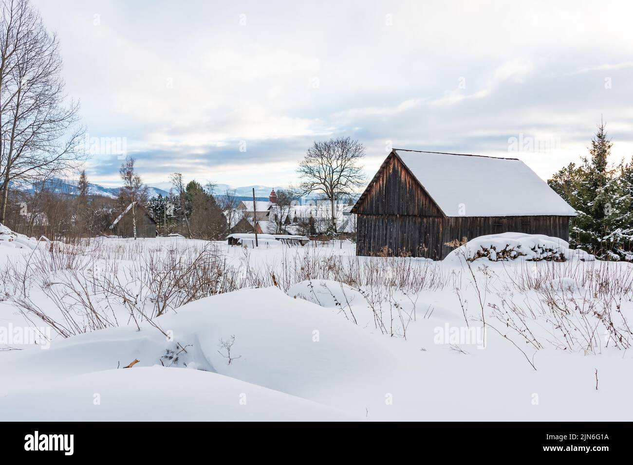 Petites maisons couvertes de neige en hiver dans les montagnes Slovakia High Tatras. Temps d'hiver. Banque D'Images