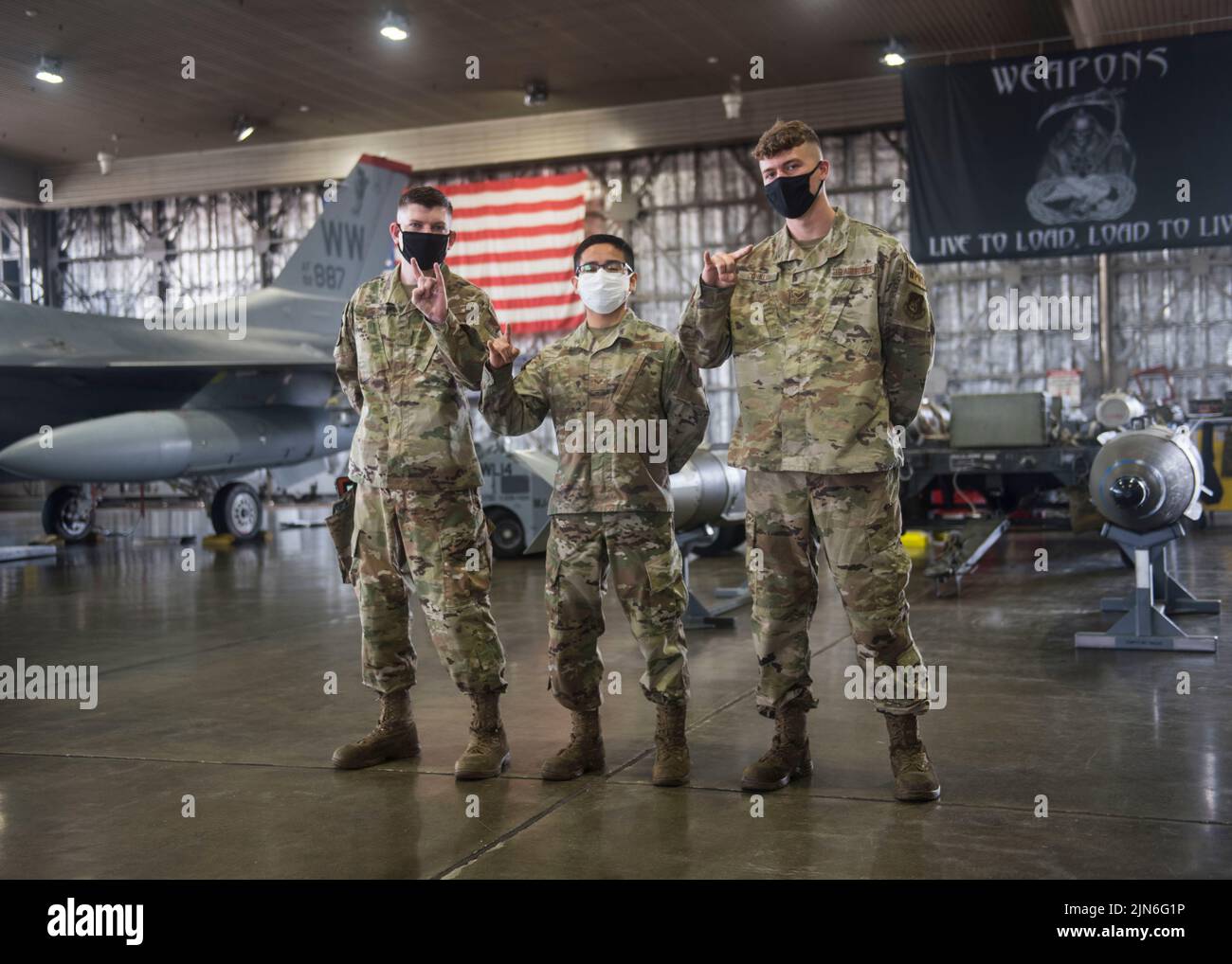 Sergent d'état-major de la Force aérienne des États-Unis Kevin Myers (à gauche), chef de l'équipe de chargement d'armes, les aviateurs principaux Victor Odom (au centre) et Clayton Conklin (à droite), membres de l'équipe de chargement d'armes, de l'unité de maintenance d'aéronefs 14th, se tiennent devant un faucon de combat F-16 lors de la deuxième course de chargement de quart à la base aérienne de Misawa, au Japon, au 16 juillet 2021. Ces compétitions permettent aux équipes de tester leurs capacités les unes contre les autres en préparant rapidement des avions prêts à la mission pour se défendre contre leurs adversaires et les dissuader. (É.-U. Photo de la Force aérienne par Airman 1st Class Leon Redfern) Banque D'Images