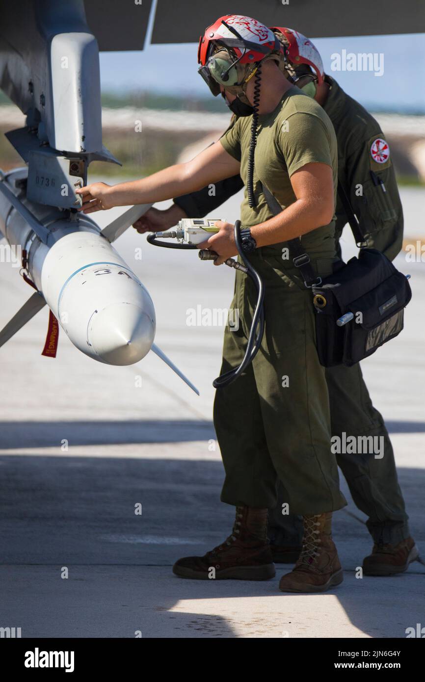 Les Marines des États-Unis et l'escadron d'attaque de chasseurs marins (EMMV) 232 effectuent des inspections avant vol sur un missile antiradiation à grande vitesse AGM-88 à la base aérienne d'Andersen, Guam, le 13 août 2021. La VMFA-232 a été déployée à la base aérienne d'Andersen, à Guam, dans le cadre du programme de réinstallation de la formation en aviation, qui vise à accroître la préparation opérationnelle tout en réduisant les répercussions des activités de formation. (É.-U. Photo du corps marin par lance Cpl. Tyler Harmon) Banque D'Images