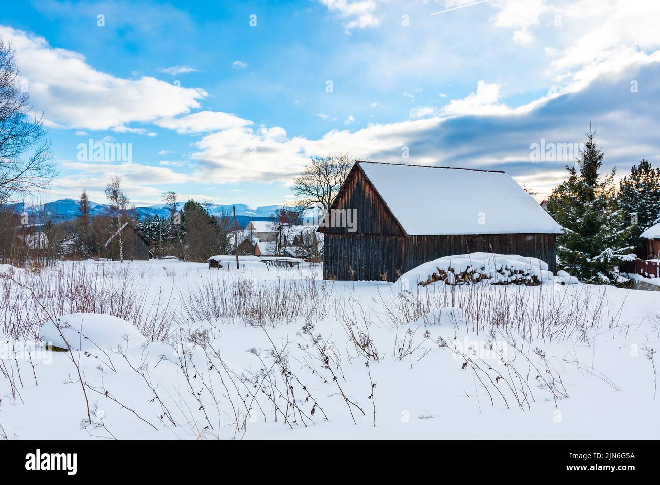 Petites maisons couvertes de neige en hiver dans les montagnes Slovakia High Tatras. Temps d'hiver. Banque D'Images