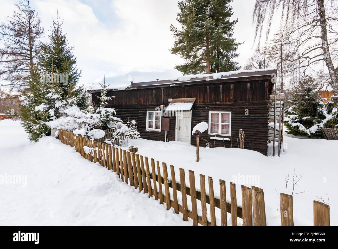 Petites maisons couvertes de neige en hiver dans les montagnes Slovakia High Tatras. Temps d'hiver. Banque D'Images