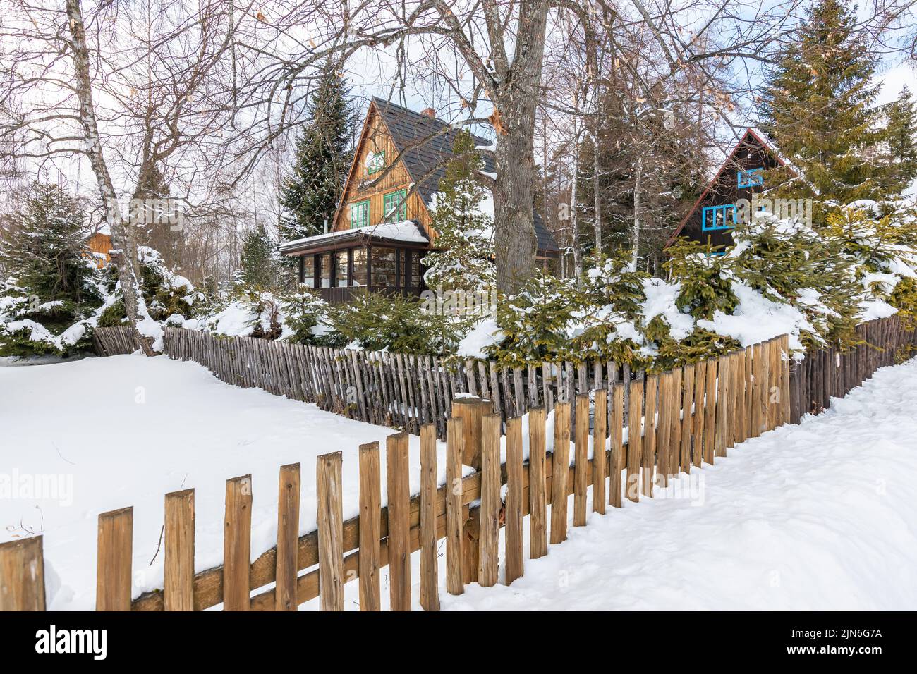 Petites maisons couvertes de neige en hiver dans les montagnes Slovakia High Tatras. Temps d'hiver. Banque D'Images