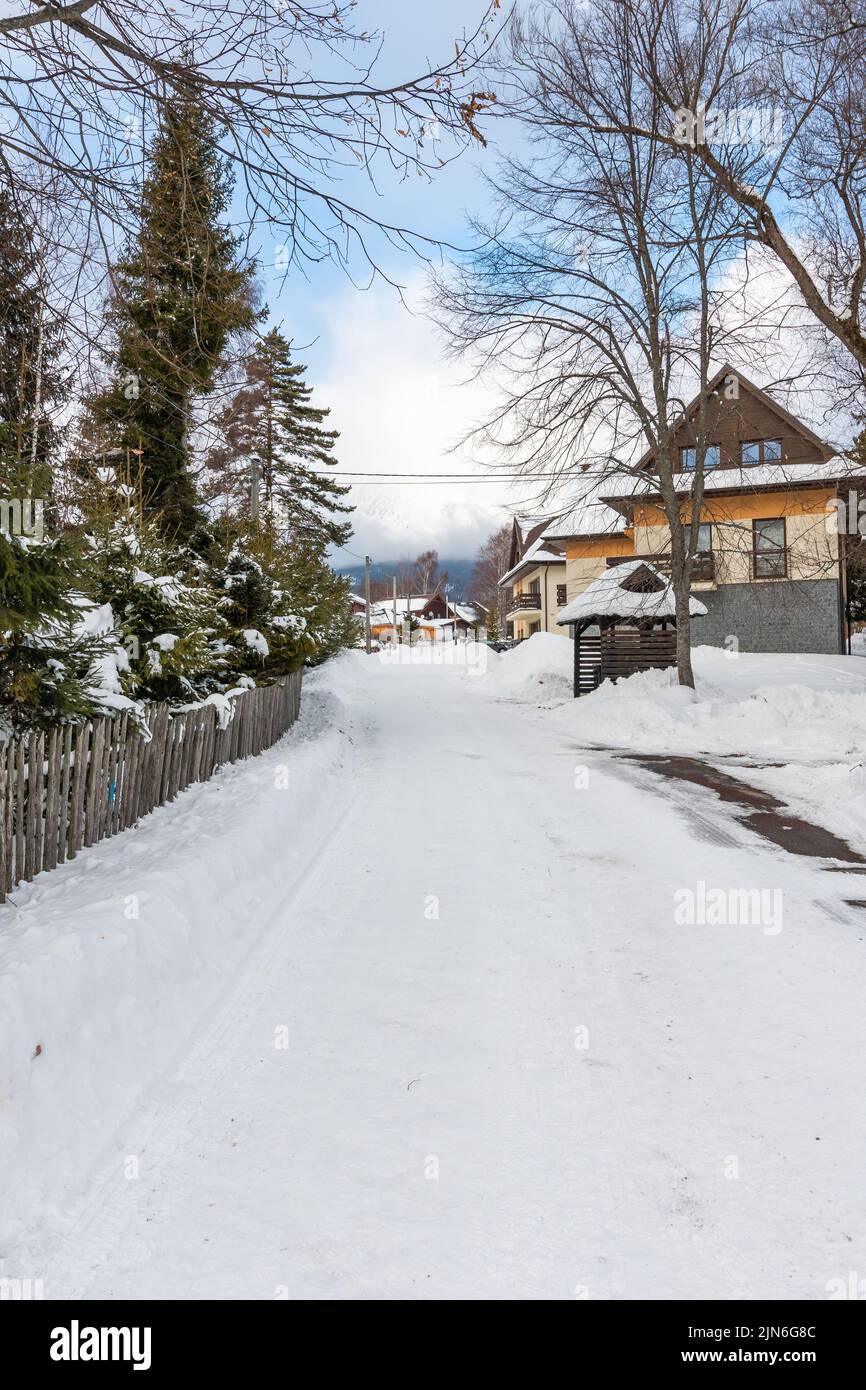 Petites maisons couvertes de neige en hiver dans les montagnes Slovakia High Tatras. Temps d'hiver. Banque D'Images