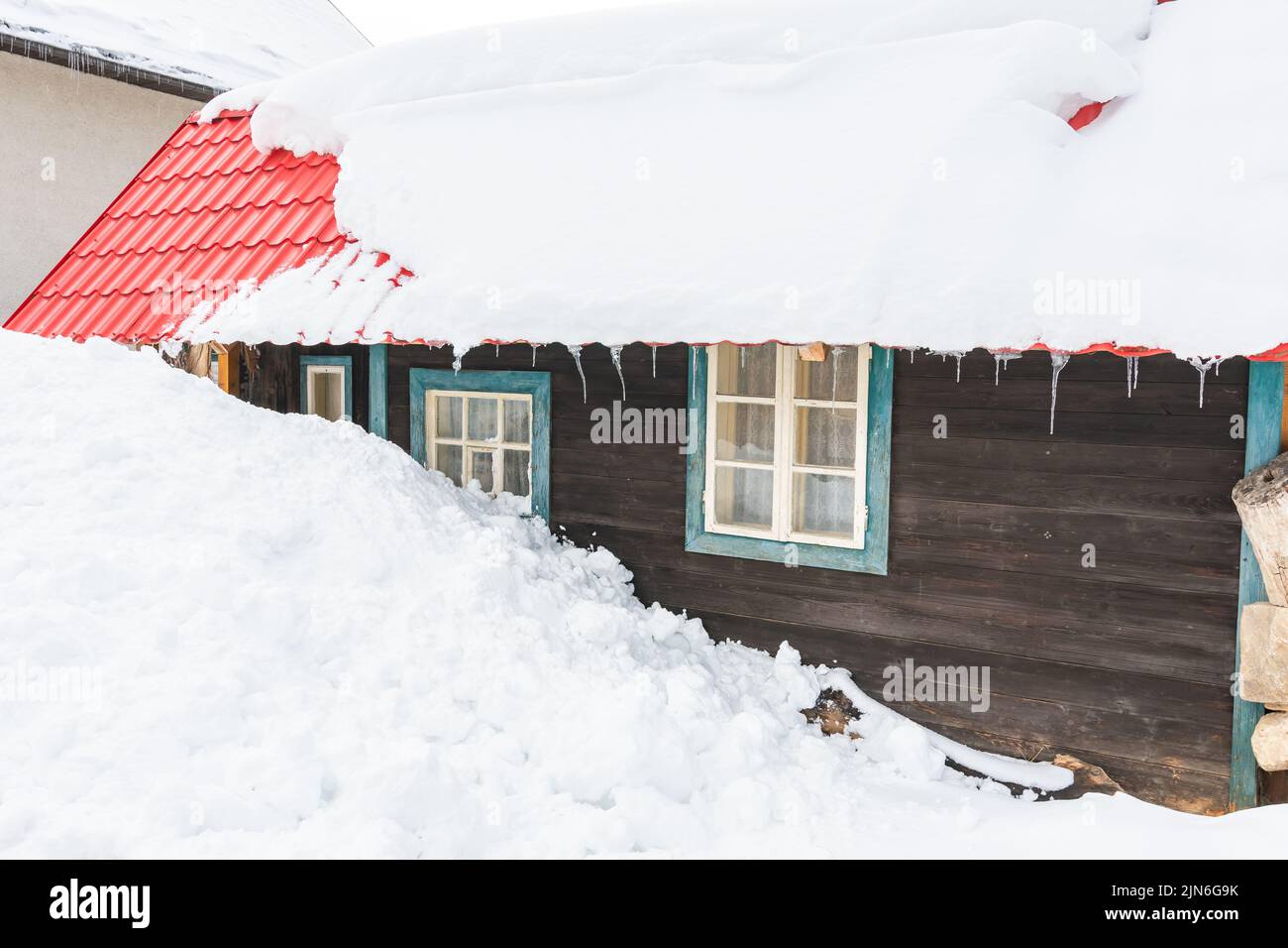 Petites maisons couvertes de neige en hiver dans les montagnes Slovakia High Tatras. Temps d'hiver. Banque D'Images