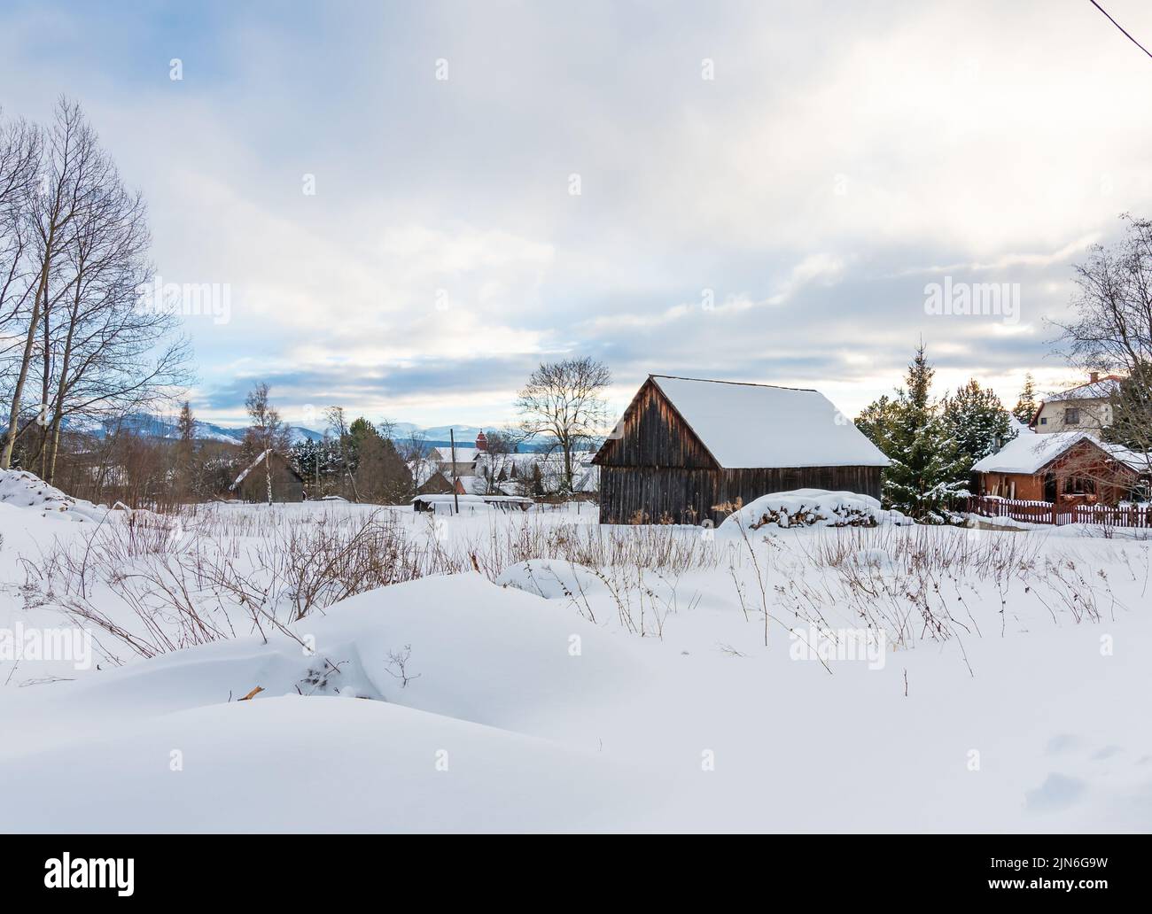 Petites maisons couvertes de neige en hiver dans les montagnes Slovakia High Tatras. Temps d'hiver. Banque D'Images