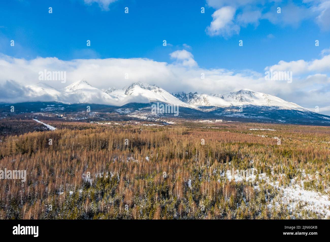 Vue panoramique de drones aériens sur la chaîne de montagnes des Hautes Tatras (Vysoke Tatry en langue locale), parc naturel national de Slovaquie. Hiver et neige. Banque D'Images