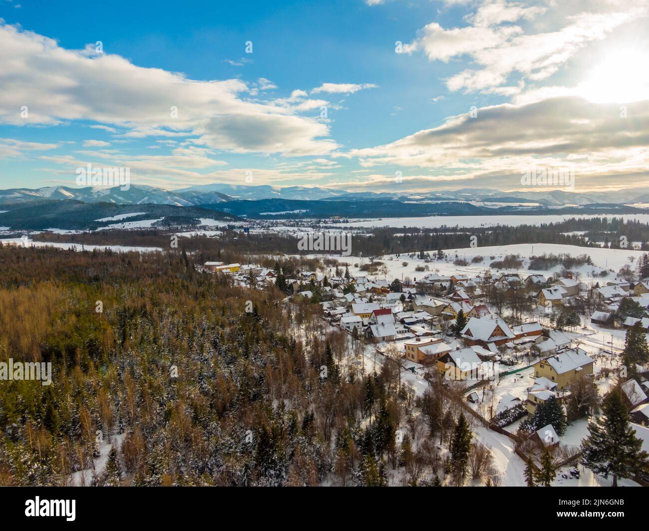 Vue sur le paysage des drones aériens des montagnes des basses Tatras (Nizke Tatry). Hiver temps froid, ciel bleu. Banque D'Images