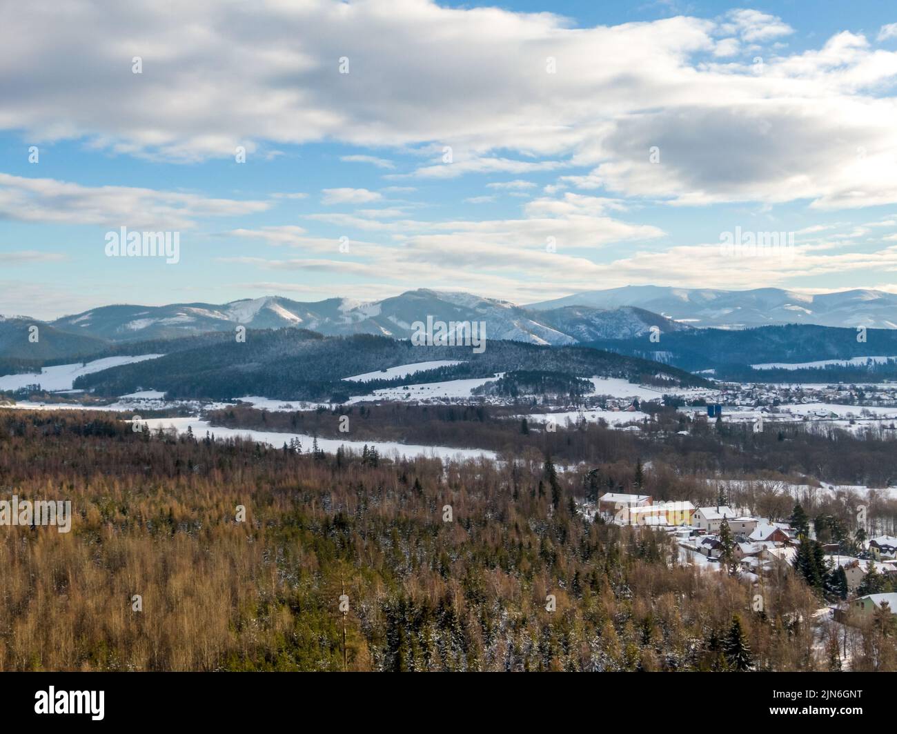 Vue sur le paysage des drones aériens des montagnes des basses Tatras (Nizke Tatry). Hiver temps froid, ciel bleu. Banque D'Images