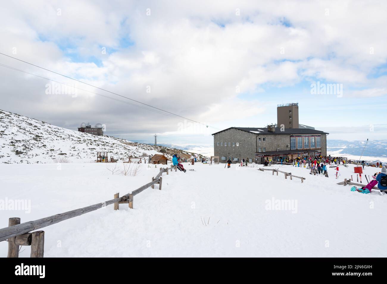 Tatranska Lomnica - 4,2.2022: Skieurs et touristes à Skalnate Pleso montagne, haute région des Tatras, Slovaquie. Près est le pic Lomnicky Stit. Lance d'hiver Banque D'Images