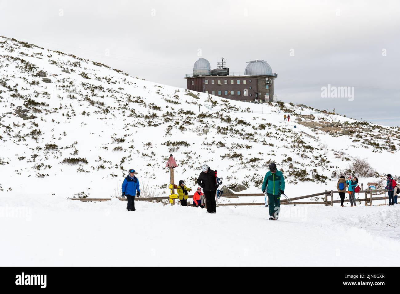 Tatranska Lomnica - 4,2.2022: Skieurs et touristes à Skalnate Pleso montagne, haute région des Tatras, Slovaquie. Près est le pic Lomnicky Stit. Lance d'hiver Banque D'Images